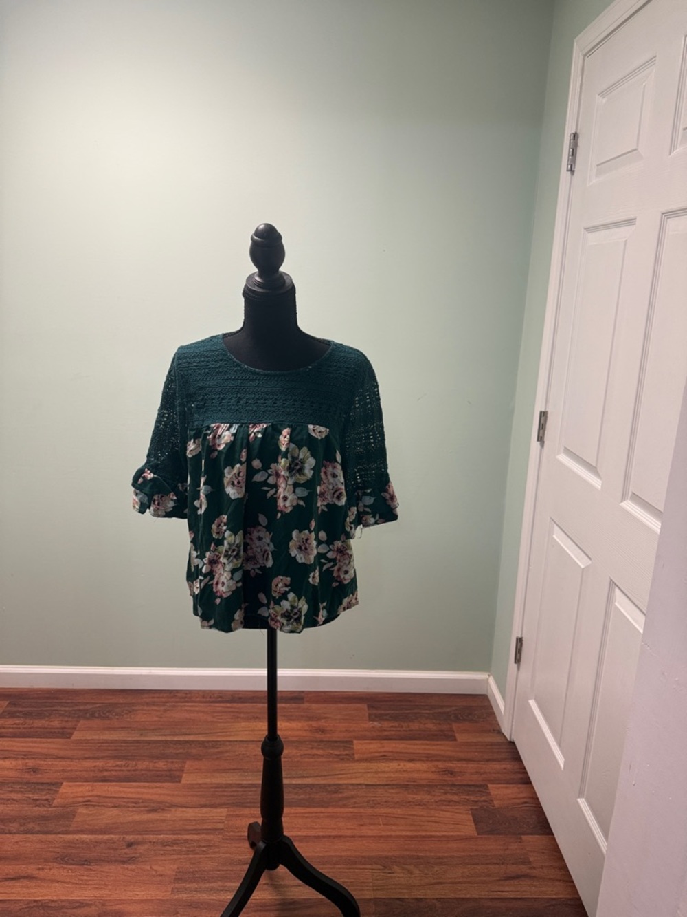 Xhilaration Dark Green Floral Knit Yoke Short Sleeve Top